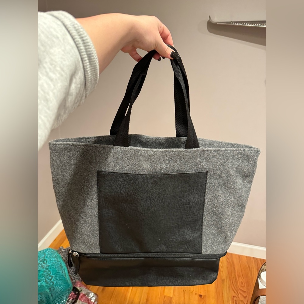 DSW travel bag with shoe compartment